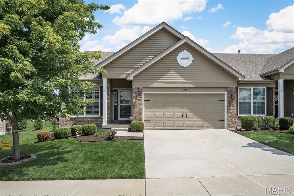 Pending villa at 5366 Lakepath Way