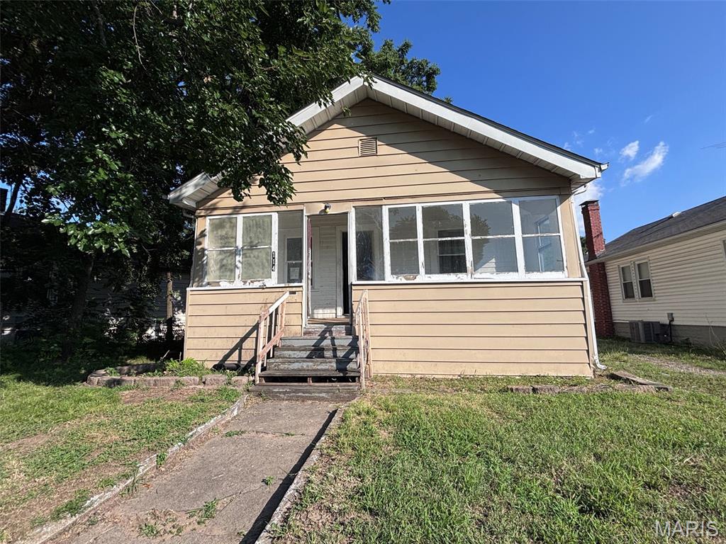 Pending fixer at 114 Grand Avenue